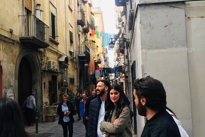 Spanish Quarters, to discover folklore, artisans and local life - Maradona and Totò on the walls: why the guide’s context matters