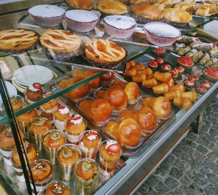 Street food tour: the Neapolitan culinary art - Pizza margherita plus fried pizza: two ways to experience the same love