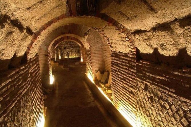 The Underground Naples: a Trip to the Hidden City - Neapolis Sotterrata: Greek and Roman Life 12 Meters Below