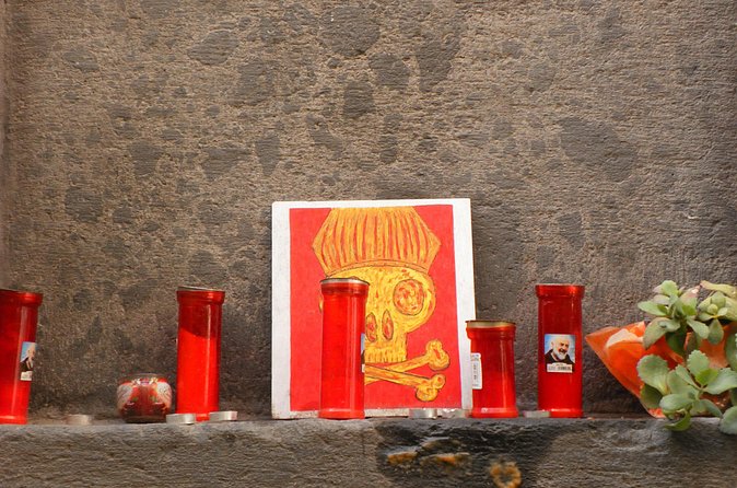 Walking Tour of the Neapolitan Superstition - Piazza San Domenico Maggiore: The Last Superstitious Ritual